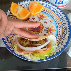 Muy deliciosos! Los volveré a hacer, son muy faciles siempre y cuando tengas un procesador de comida, yo no lo tengo y tuve que usar mi licuadora y a cada rato se atascaba, pero al final se logró. No tenía pan de pita así que use tortillas de maíz, buena opción. También en vez de harina de garbanzo use harina de maíz nixtamalizado, funcionó muy bien. Súper recomendados.