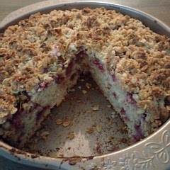 Está muy rico, fácilmente se podría hacer con cualquier berry, yo solo tenía frambuesas así que fue lo que use. Tuve que hornearlo por 20 minutos más de lo que la receta dice pero supongo eso es por culpa de mi horno. Recomendado, muy rico.