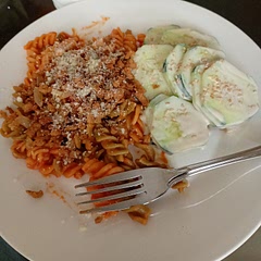 Es básicamente pepino con una salsa especial, está muy rica la salsa, si lo recomiendo. Yo en este caso lo acompañe con pasta a la boloñesa estilo vegana. Por cierto, en vez de yogurt use crema ácida, por experiencia propia se que el yogurt no sabe bien con comida salada 😅