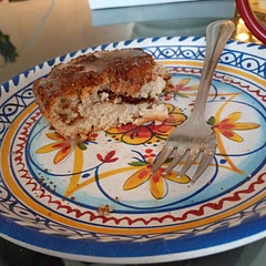 Está muy rico. Me encanta que sea vegano. Vi el comentario previo de otra chica sobre que estaba muy dulce así que decidí ponerle un poco menos de azúcar en cada porción que pedía, de que no lo llenaba completamente como lo pide la receta, quedó muy bien de dulce así. Yo lo hice en un recipiente más ancho porque no tengo para hacer pan así que quedó más chaparrito el mío jajaja pero el sabor es lo que importa 