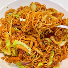 Better than takeout: Cabbage & pork chow mein with smoky wok hei. Dairy-free, nut-free, and totally irresistible. Recipe at The Clean Eat! 🍜