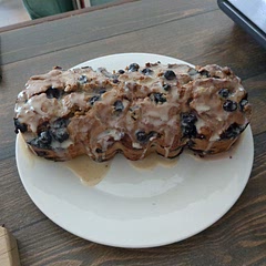 Esta delicioso, yo lo hice con mora azul porque no encontré ciruelas por ninguna parte. Aún así la combinación de mora azul y naranja queda muy bien. Recomiendo esta receta y sobre todo porque es vegana.