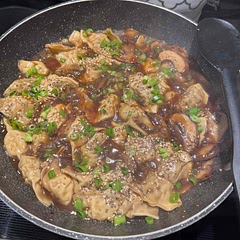 J’ai mis 3 tasses de bouillon de poulet mais j’aurais dû en mettre plus car j’ai fais avec des nouilles au œufs et il manquait de sauce. Même sauce j’ai mis 1 tasse de teraki et j’aurais dû mettre plus. Comme j’avais pas de chili crisp j’ai mis un mini peu de vinaigre de riz, sauce soya et un peu de flocons de piments. Les champignons que j’ai mis fut Champignons cremini tranchés