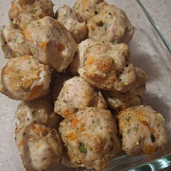 Very quick and easy to prepare.  I used 1kg of mince and made 50 balls (4-8 balls/person). I added onion powder,  basil, oregano and marjoram directly to the mince.  Baked in 2 trays at 170oC for 40 min