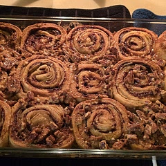 Doesn't say when to add the pecans. But I assumed you add with the rest of the ingredients in the caramel sauce. Turned out delicious. Given I've never baked anything before, the recipe was really easy to follow and not nearly as rough as I thought it was going to be.
