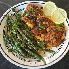 Golden, spiced, and fresh! 🍋 Clean eating never tasted so good. Perfectly seared chicken served alongside garlic-herb green beans, topped with a dash of chili flakes, fresh parsley, and a splash of lemon. Simple, vibrant, and delicious.