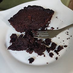 Ich habe den Kuchen bei 190°C 45 Minuten gebacken. An den Seiten ist er leider verbrannt weshalb ich ihn das nächste mal nur 30 min backen würde. Dennoch ist der Kuchen innen drin sehr schon saftig wie ein brownie sein muss!