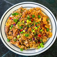 Better than takeout, guaranteed. 🥢 Fire-up the wok—this chicken fried rice is packed with tender chicken, fluffy eggs, crisp veggies, and topped with plenty of fresh scallions.