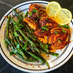 Golden, spiced, and fresh! 🍋 Clean eating never tasted so good. Perfectly seared chicken served alongside garlic-herb green beans, topped with a dash of chili flakes, fresh parsley, and a splash of lemon. Simple, vibrant, and delicious.