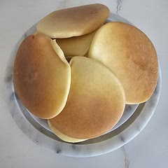 Excellente recette, rapide et qui m'a permis de faire de nombreux pancakes, une vingtaine environ. Ils gonflent bien et sont parfaitement cuits avec une poêle à pancake. Toute la famille c'est régalé.