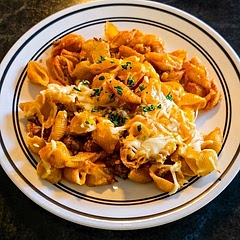 Tender, shell-shaped pasta coated in rich, savory sauce and baked under a bubbly blanket of melted mozarella and cheddar. Pure comfort food magic—easy, crowd-pleasing, and packed with warm, cheesy goodness in every single bite. 🧀🍝