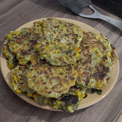 I lightly sprayed a ceramic pan with oil, they were not at all greasy