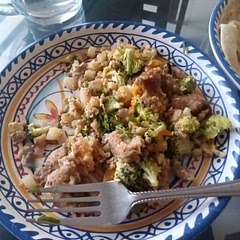 La verdad está bien rico. Es tardado de hacer pero siento que vale totalmente la pena. Una forma distinta de hacer huevo revueltos sin que sea a huevo. No dice cuanto tiempo hornear  pero yo lo hice por 30 min y quedo excelente