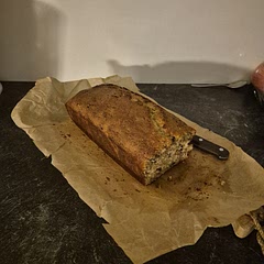 Sehr leckeres Bananenbrot. Haben noch gemalene Nüsse, Schokoladenstücke und nur 200 Gramm Zucker. War optimal. Kann ich nur empfehlen