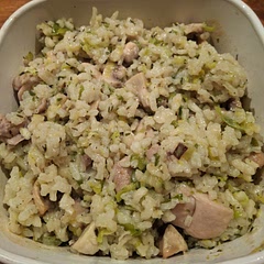 Risotto was perfectly cooked! We used 250g rice,  3 chicken thighs, zest of 1 lemon,  2 tsp thyme,  1 leek,  300g mushrooms and 500ml stock. The recipe fed 4 and was cooked in a large and small corningware containers for 45min (+5 min without lid) and 30 min (+5 min without lid) and then left to stand for 5 min with lid on. 
