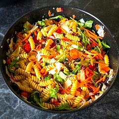 Bright, fresh, and bursting with Mediterranean flavor! Rotini, crisp veggies, peppery arugula, and shaved cheese tossed together for the ultimate quick bite. 🥗