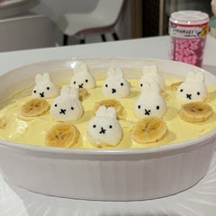 from a non baker- the miffys need to be made quite thin or they expand like crazy even if made small so use the batter sparingly and small gaps are okay in the miffy i found those ones came out MUCH better however i chose to use marshmallows in my second time making this!
Also recommend watching it closely I left mine for the set time and burnt 75% of my miffys (sadly the good shaped ones got scrapped 😂)
Decorating is hard if you’re new to it but it adds charm 😂
Overall 10/10 recipe if you love cream and banana