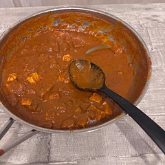 Sehr lecker! Ich habe versehentlich eine ganze Dose pürierte Tomaten verwendet. Ging aber auch :)