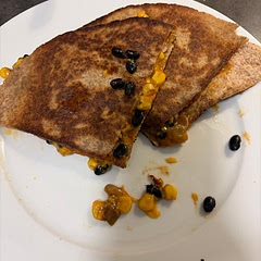 My first homemade black bean & corn quesadilla! 🧀🫘🌽

Crispy, cheesy, and packed with flavor! 😍❤️