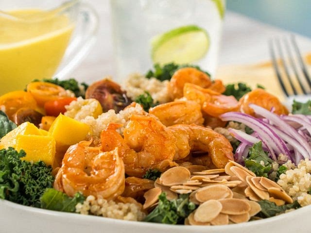 ¡Hola! Últimamente he cocinado esta receta que encontré. A mi familia le encanta y le hago variaciones con diferentes frutas. Es una ensalada muy fresca y ligera.