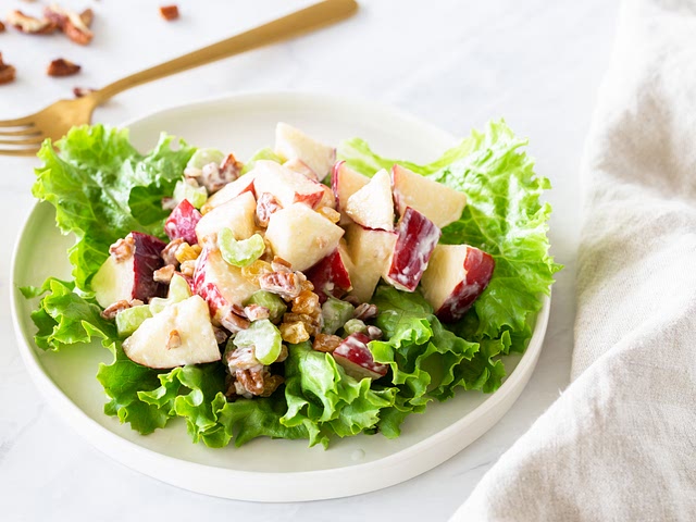 Apple Raisin Salad with Pecans (aka Waldorf Salad)