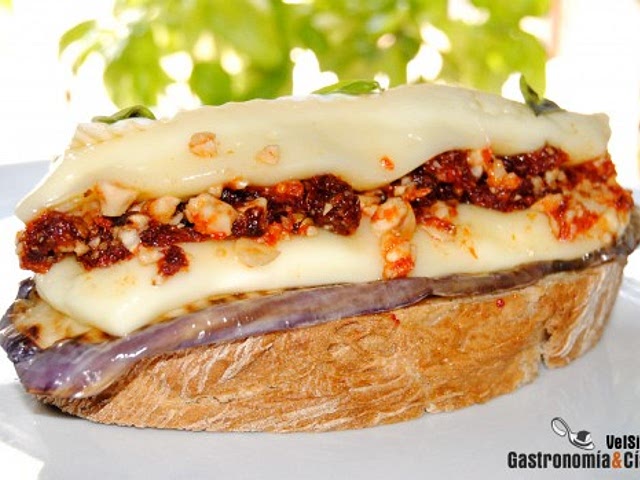 ¡Hola! A mi me encanta combinar verduras saltedas o rostizadas con diferentes tipos de queso. He probado esta receta y quedo muy rica y la puedes variar a tu gusto.