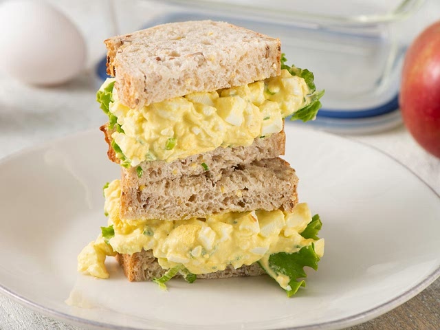 La boîte à lunch de chackue enfant devrait contenir des légumes ou des fruits, des produits céréaliers et des aliments protéinés. Aussi des sandwiches, une combinaison saine, par example sandwich à la salade aux œufs!
