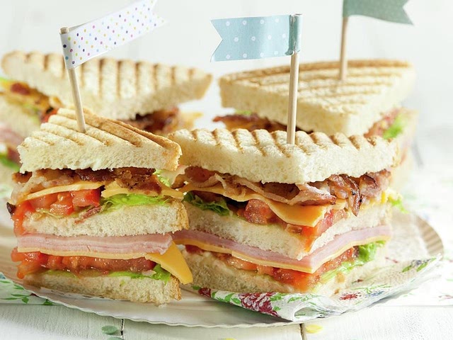 Yo en tu lugar les ofrecería un sándwich club con jamón y queso, puedes hacerlo más pequeño pero será una buena solución y dará la energía a los niños que están corriendo todo el tiempo.