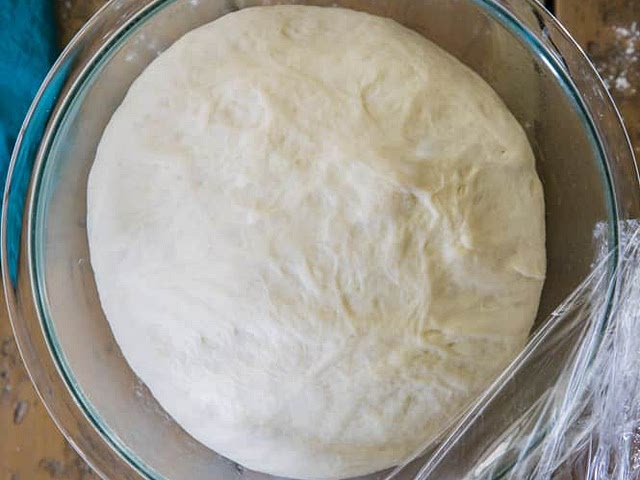 I don't know what's your definition of a healthy pizza dough, but this one is simple, both in ingredients and preparation.