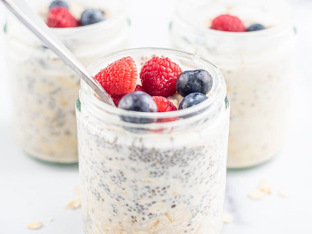 I like overnight oats, especially if I know that I will not have time in the morning to prepare breakfast. And you can play with fruits. I also like to throw in raisins or dried blueberries. 