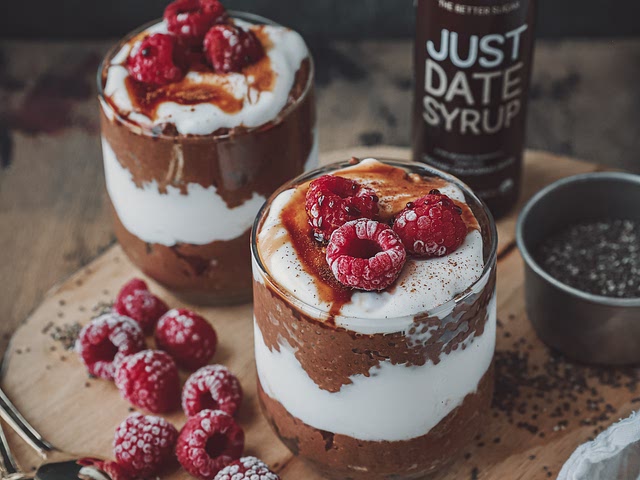 You can try out this recipe, it's on my list from a while ago - I'm a big fan of parfaits. :) Ingredients are simple, and you can play with top decoration. Super cool for Sunday dinner. 