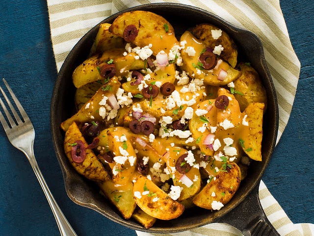 yes, ofc, though the recipe is in french, but I believe you can just translate it :) P.S. 50 nuances de poutine is a great community if you want to explore all poutine variants. there is also one english community called So Many Poutines, so you check out that one as well