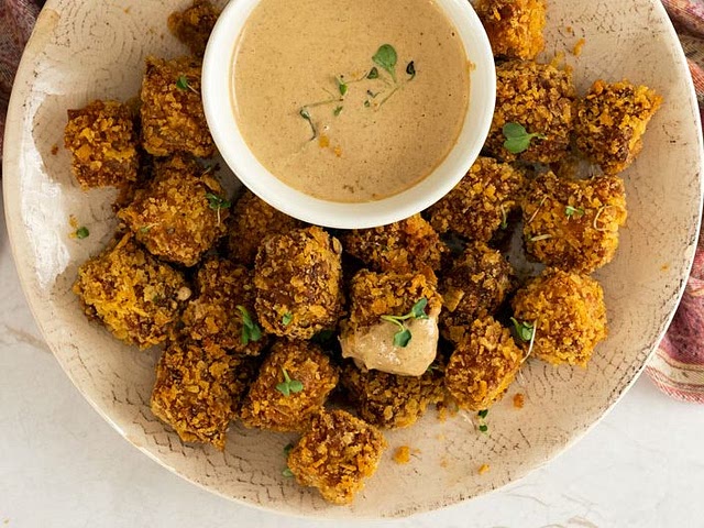 sí :) ya que no contiene lactosa ni cualquier otro ingrediente de origen animal, tampoco gluten. 
Te recomiendo esta receta que yo hago frecuentemente, esta super fácil de hacer 