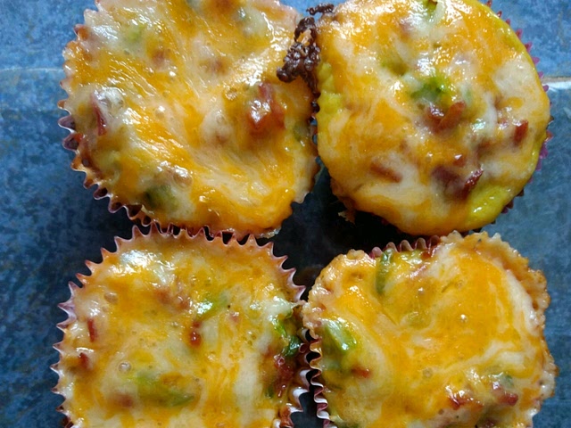 I have tried and loved this easy to make egg muffin. It's fast to prepare and you can easily vary the topping without the need of creating different batches. Also a staple for brunch reunions is finger food, and this is a perfect cozy choice <3