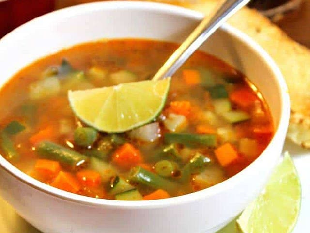 Ahora que viene el frío, me gusta preparar sopas de verduras. Te comparto la receta que normalmente hago. Como tiene base de tomate tiene más sabor. También la puedes hacer en grandes cantidades y recalentada sabe aún mejor :)