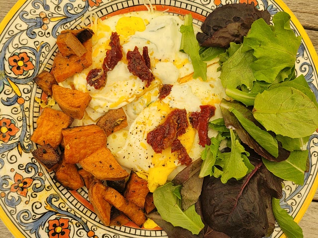 lunch in less than 10 min. 2 eggs with random leftovers (sundried tomatoes, sweet potatoes, lettuce)