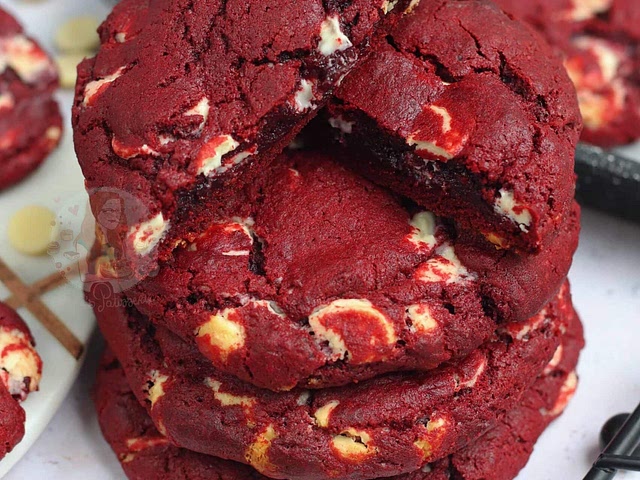 The classic chocolate chip cookies ofcourse! 😉 But if you want to have variety and something out of the ordinary try making some red velvet cookies 😀🍪