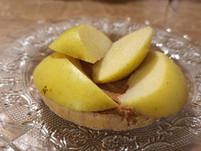 This is amazing, I love it. Apples go so well with PB 🔥