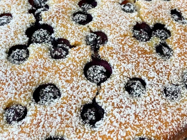 Is the cake meant to rise much and be fluffy texture