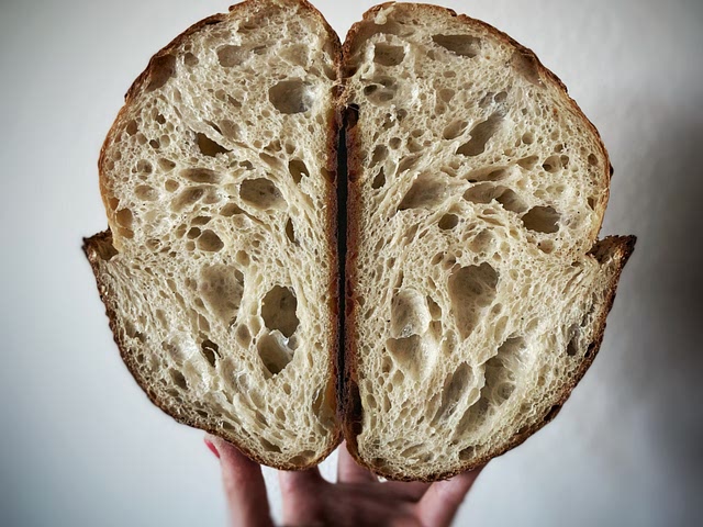 it seems like they used a plain sourdough loaf 