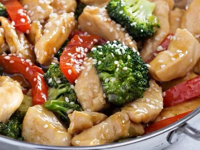 Esta receta de pollo es muy rica y saludable, también la puedes hacer versátil cambiando los ingredientes