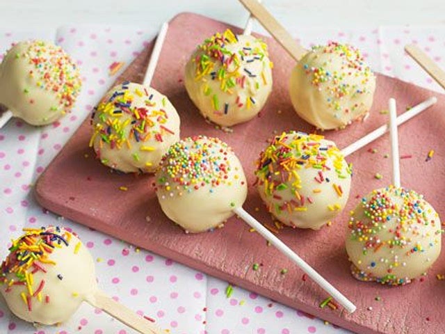 i love meringues and they are really easy to make. Another dessert/snack that I like making are cake pops, not too many ingredients are needed and it's perfect for all occasion.  🍭