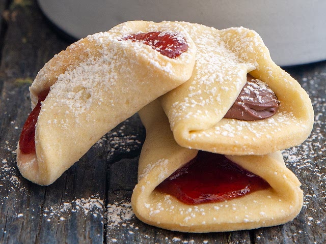 On my "most delicious cookie" list are always these Italian cookies. They taste soooo good and they're quite easy to make. You can sub jam for some hazelnut or pistachio cream if you like nutty flavour. Do you have any cookie recommendation or some recipe that you've recently made to share? :)