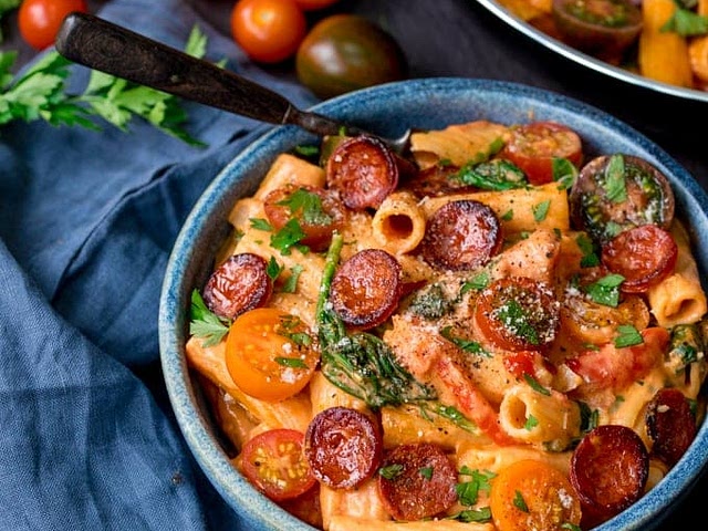 i was feeling lazy last weekend but wanted to cook for me and my family, so i tried this quick one-pot pasta recipe and it turned out amaaaazing :)