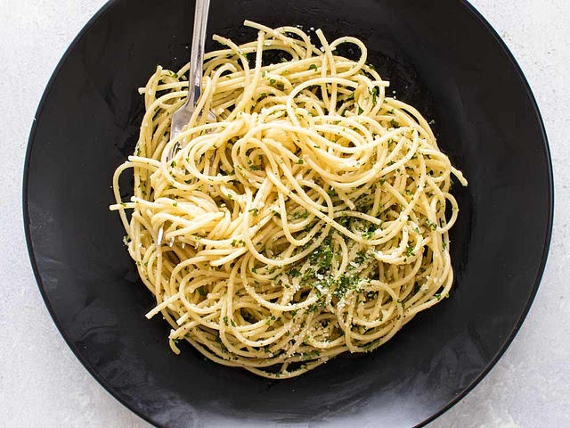 Aglio e Olio (Pasta with olive oil and garlic): simple, fast (15min) and very tasty! 
