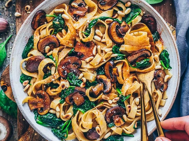 Also for Lunch this is a great choice :) Vegan Mushroom Pasta with Spinach (you will see in ingredient list pepper to taste, but you don't have to use it as it won't affect the meal taste) :D