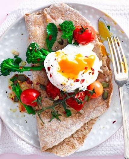 Poached eggs with broccoli, tomatoes & wholemeal flatbread