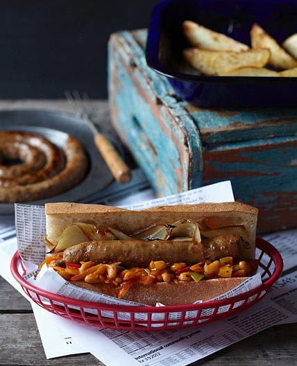 Baguette mit Bratwurst und Bohnengemüse