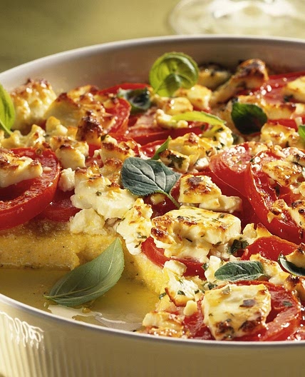 Auflauf aus Polenta, Tomaten und Schafskäse