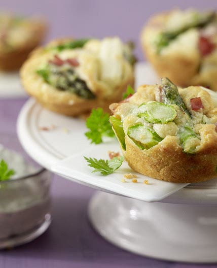 Spargel-Muffins mit Kräuter-Dip